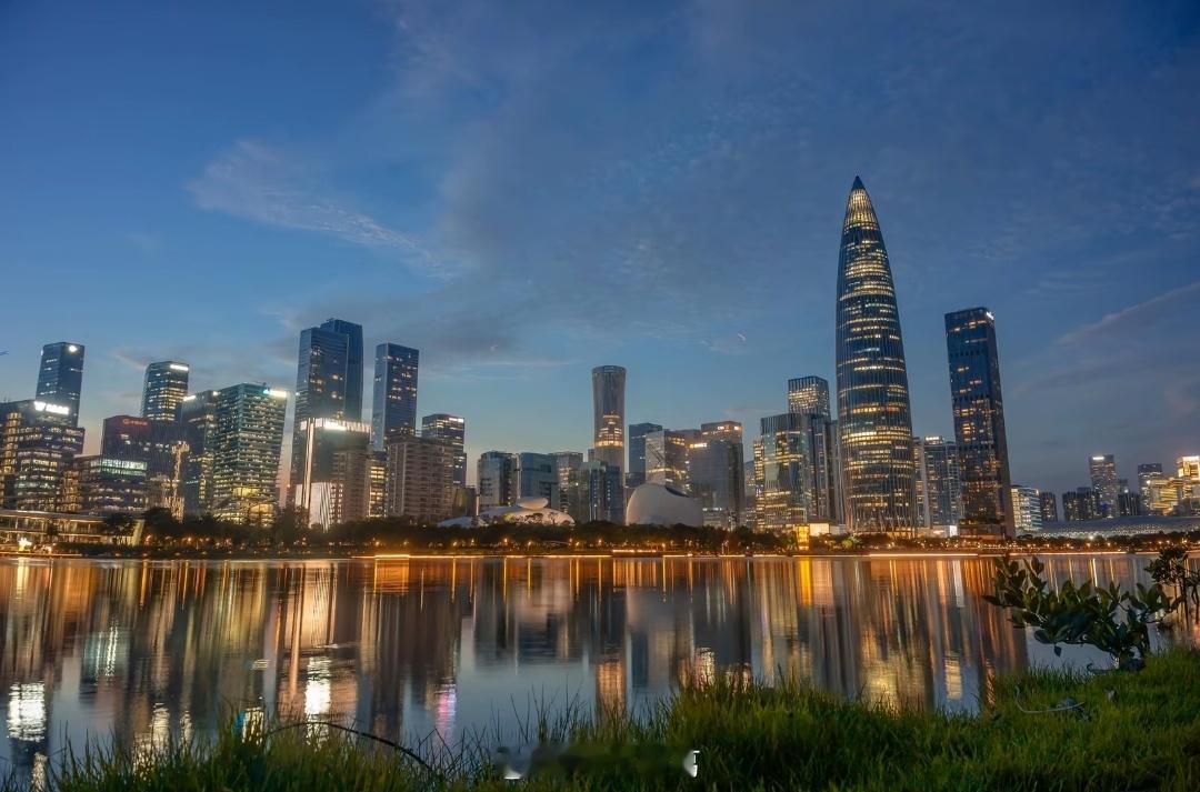 深圳——21世纪崛起的城市。空气中弥漫的都是金钱的味道。 ​​​