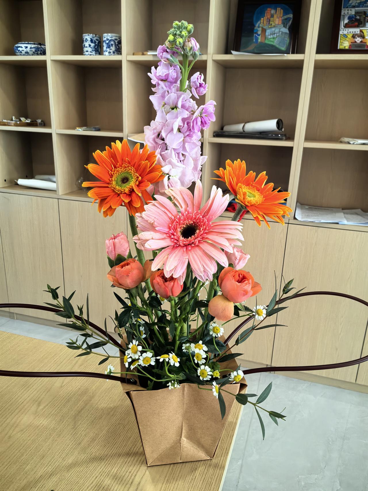 今日手工打卡三八女职工福利，又是插花活动[捂脸]，我们连续三年都是插花活动，没有