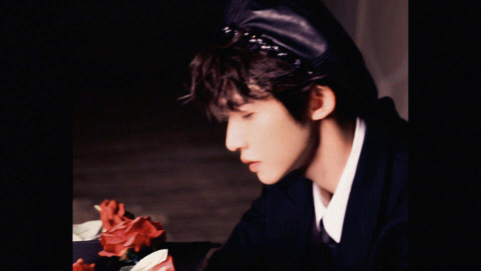 #刘宇玫瑰小王子# 今天是玫瑰王子 ，贝雷帽和黑色皮靴高级又帅气，暗黑童话风真的
