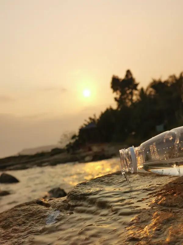 看到友这几句诗，实在是绝妙至极！“相思美酒已醺醺，愈醉愈喝愈沉沦”，将陷入相思的