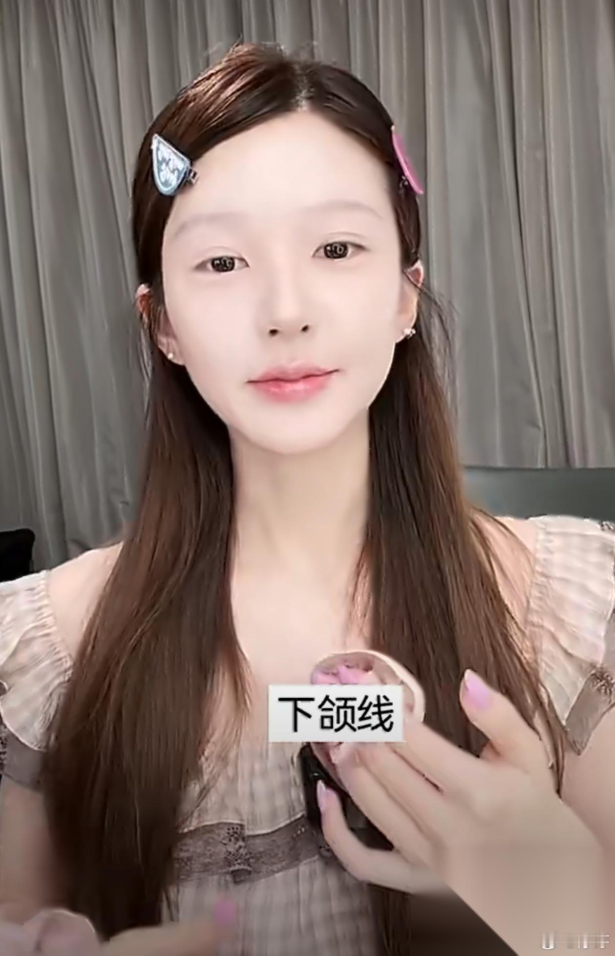 赵露思直播教化妆说道：“阴影不用往脸上打，我就吃过这个亏，往脸上打就感觉像整了容