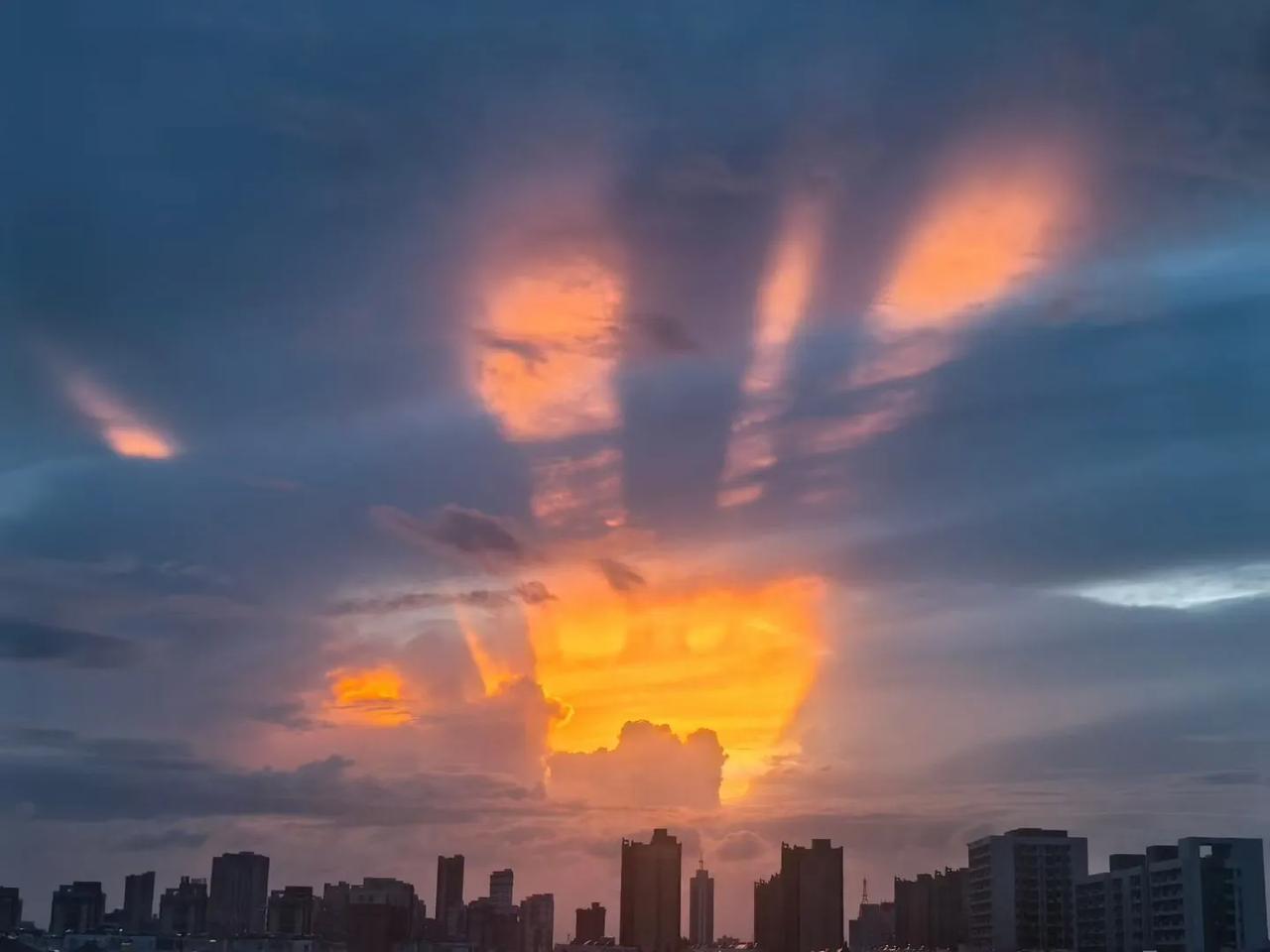 网友拍到了传说中的如来神掌，天哪，太像了吧！
