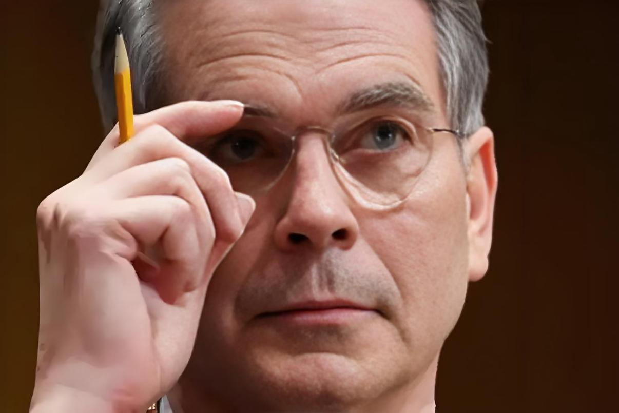 这话一出口，美国是真的急眼了。

美国财长最近放话：
“中国要是再不卖稀土，就把