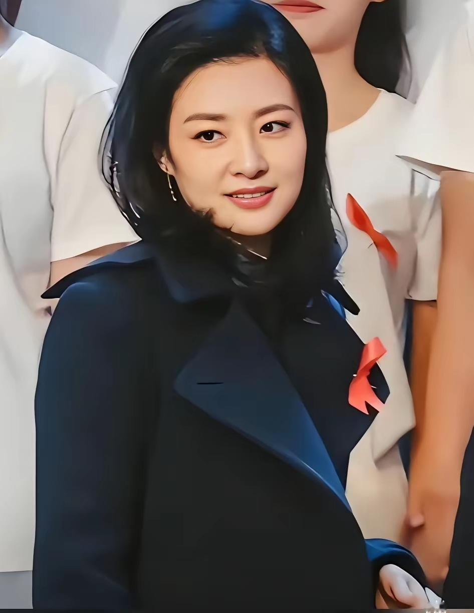 女孩子怎么穿搭既时尚又好看? 
风华绝代，美丽佳人。你认出来这是哪位美女？