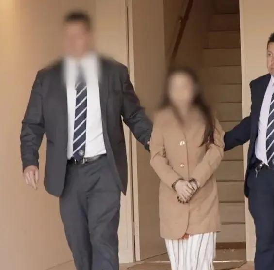 一对在澳大利亚冒充风水师的华裔母女因涉嫌3亿元诈骗被捕，震惊当地社会。
这起案件