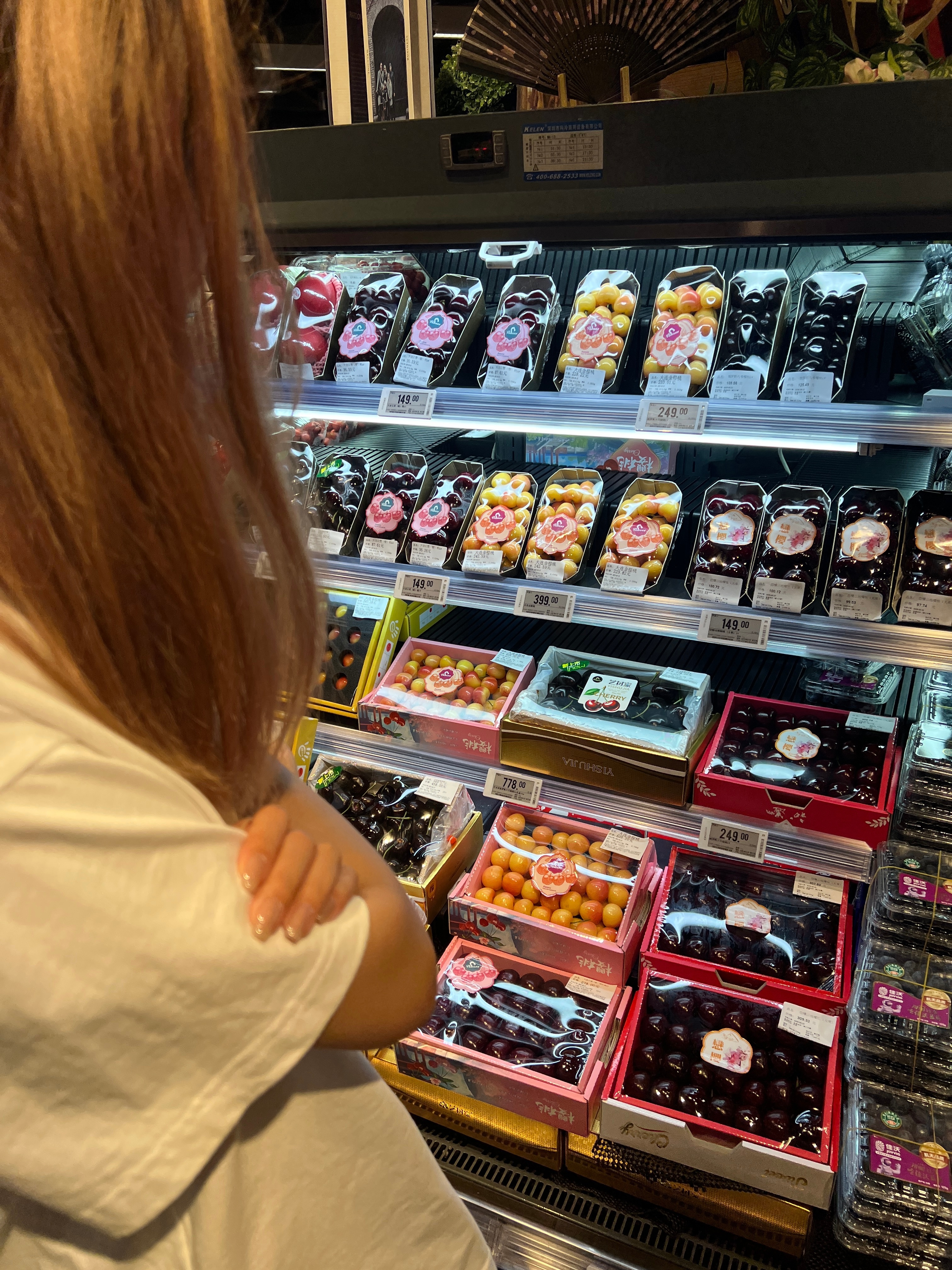 逛超市在这停住了，买还是不买[允悲]  ​​​