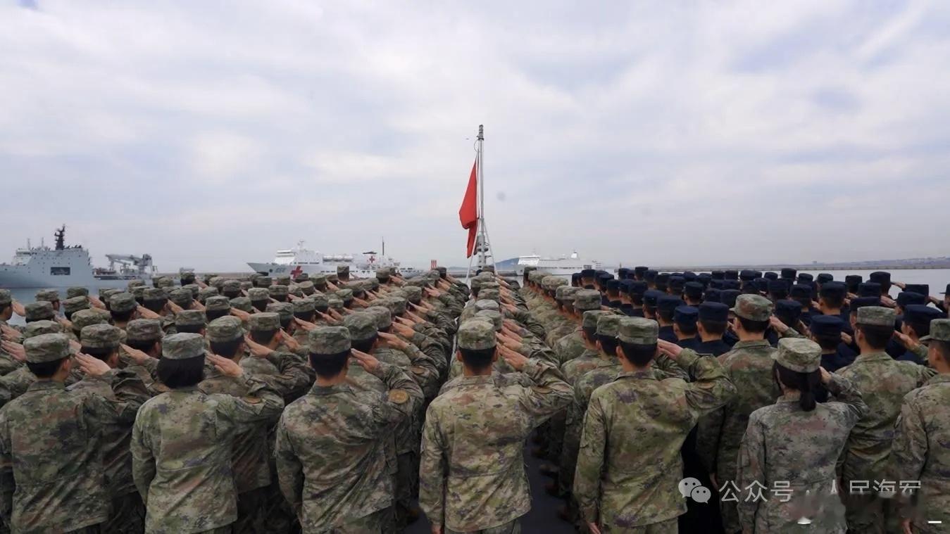 今天下午，随着郑和舰靠泊旅顺某军港码头，来自大连舰院航海、航通指挥专业的100余