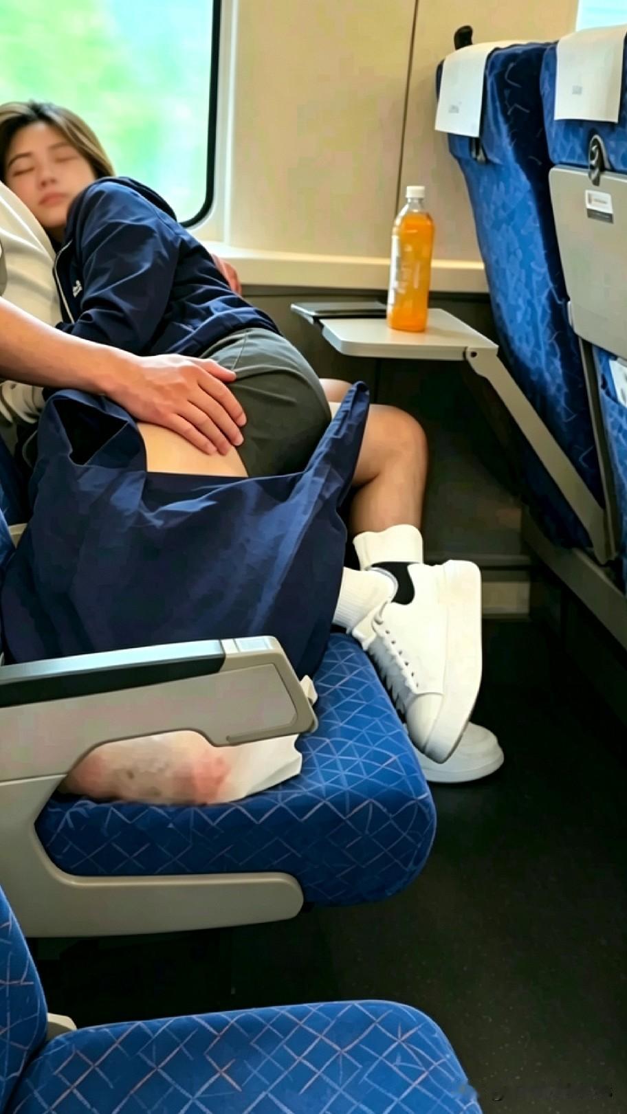 高铁上撞见这一幕，瞬间戳中了不少单身朋友！旅途里有人可以倚靠，踏踏实实沉入梦乡，