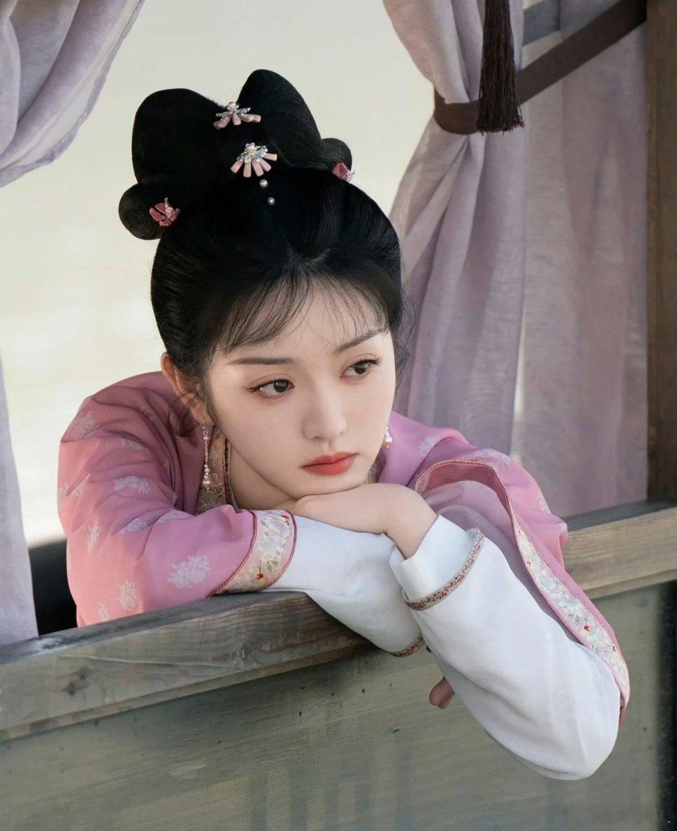 田曦薇这个妆造好像一只粉粉嫩嫩的荷花妖 ​​​