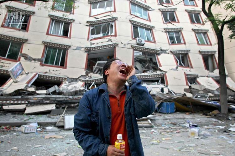 2008年的汶川地震，成都军区某位军长猛地从凳子上站了起来，厉声训斥手下：“胡闹