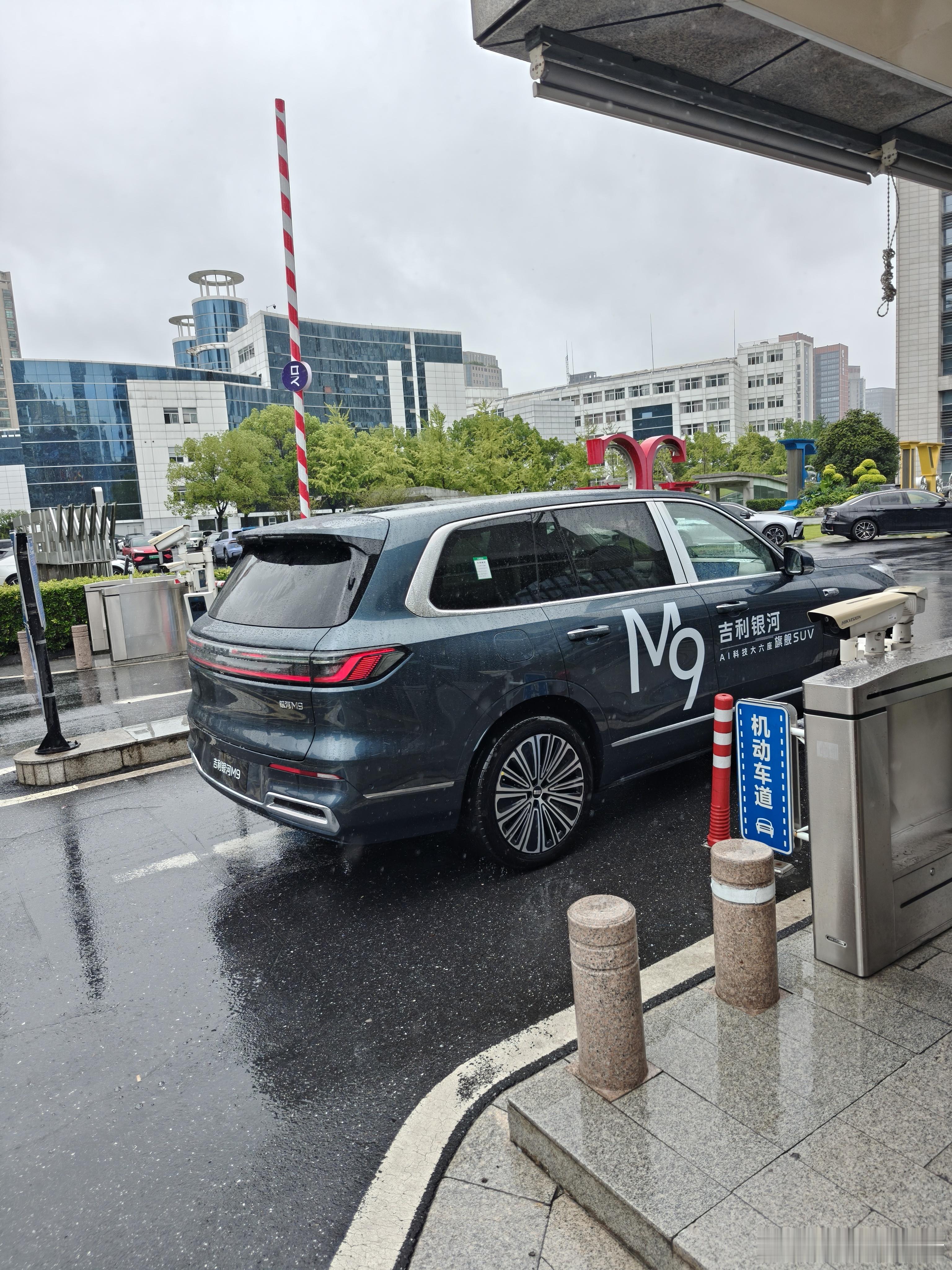 外观我还是蛮喜欢的，很稳重。吉利银河m9 ​​​