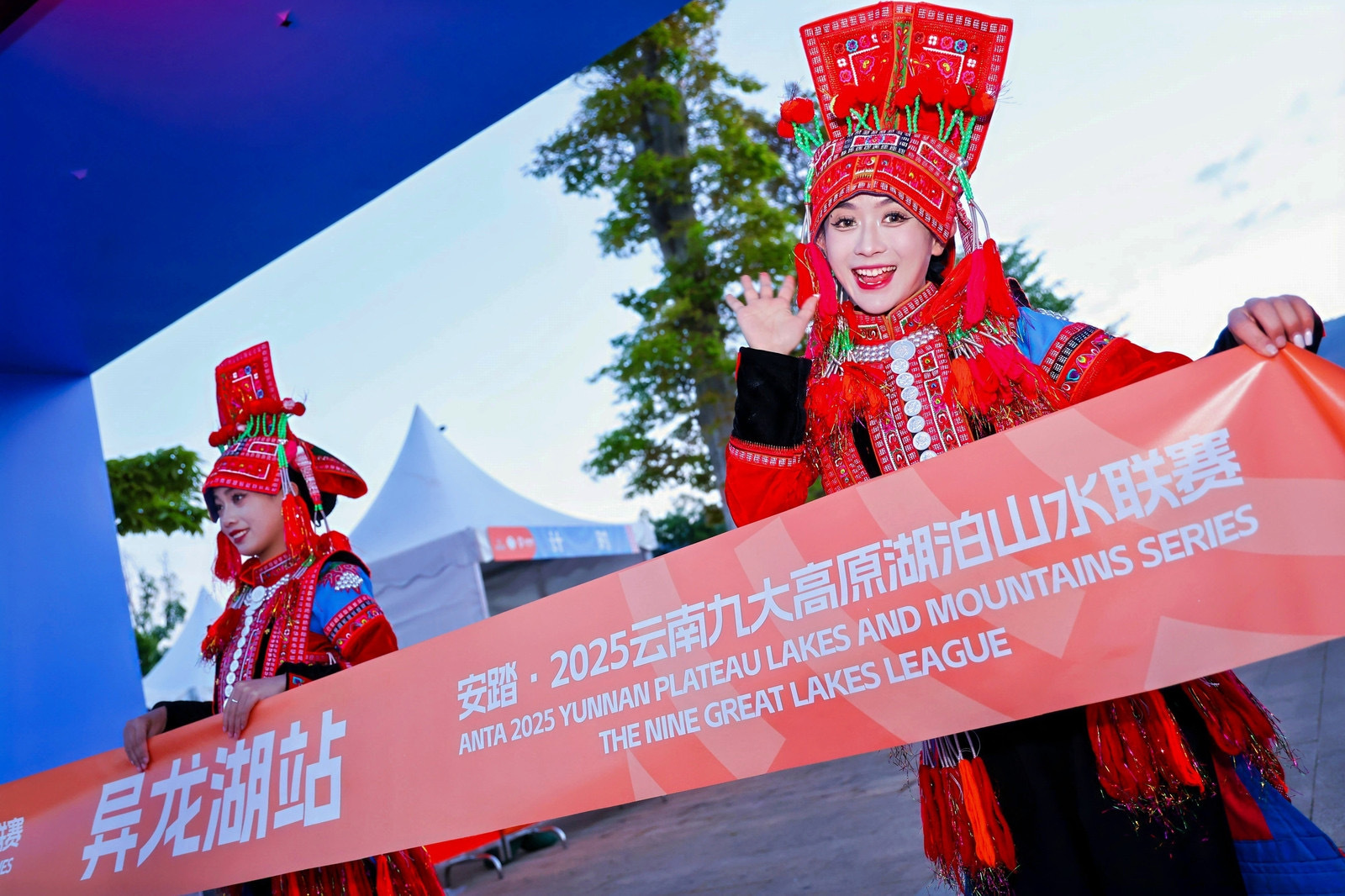云南九湖联赛异龙湖站鸣枪开跑5月4日清晨，伴随着清脆的发令枪响，2025云南九大