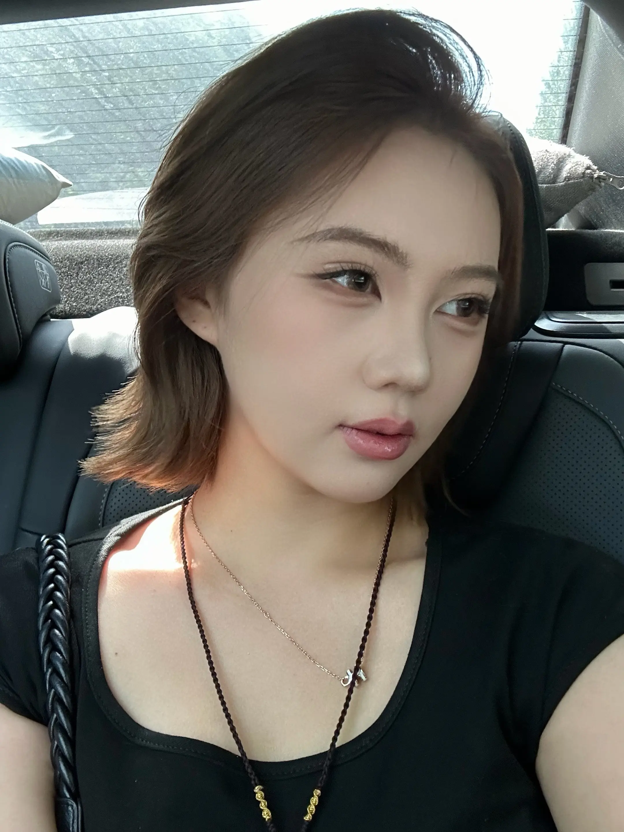 坐窗台装忧郁 一转身翻猪圈里面去了。