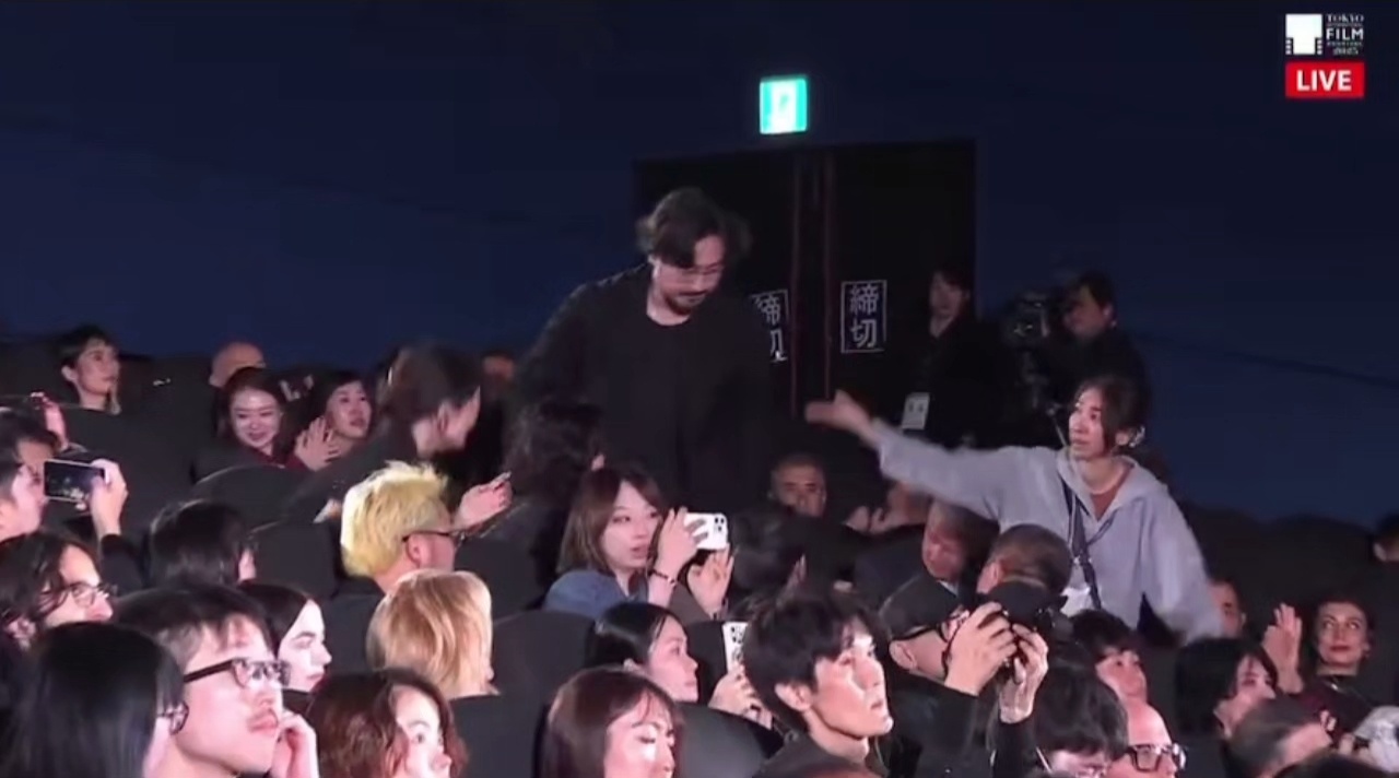 王传君[超话] 东京电影节封帝后，他真诚剖白内心，感恩团队与家人的支撑，从角落被