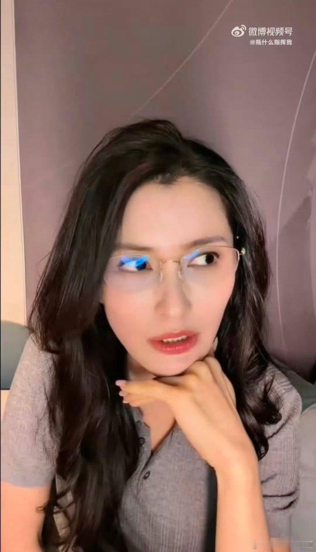 原来徐洁儿的眼镜是老花镜徐洁儿无框眼镜好性感 属实被徐洁儿惊艳到，看似潮流穿搭眼