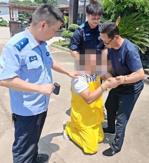 “没想到上人民日报了！”嘉兴海盐民警押解嫌疑人前往现场指认，本来只是一趟常规办案