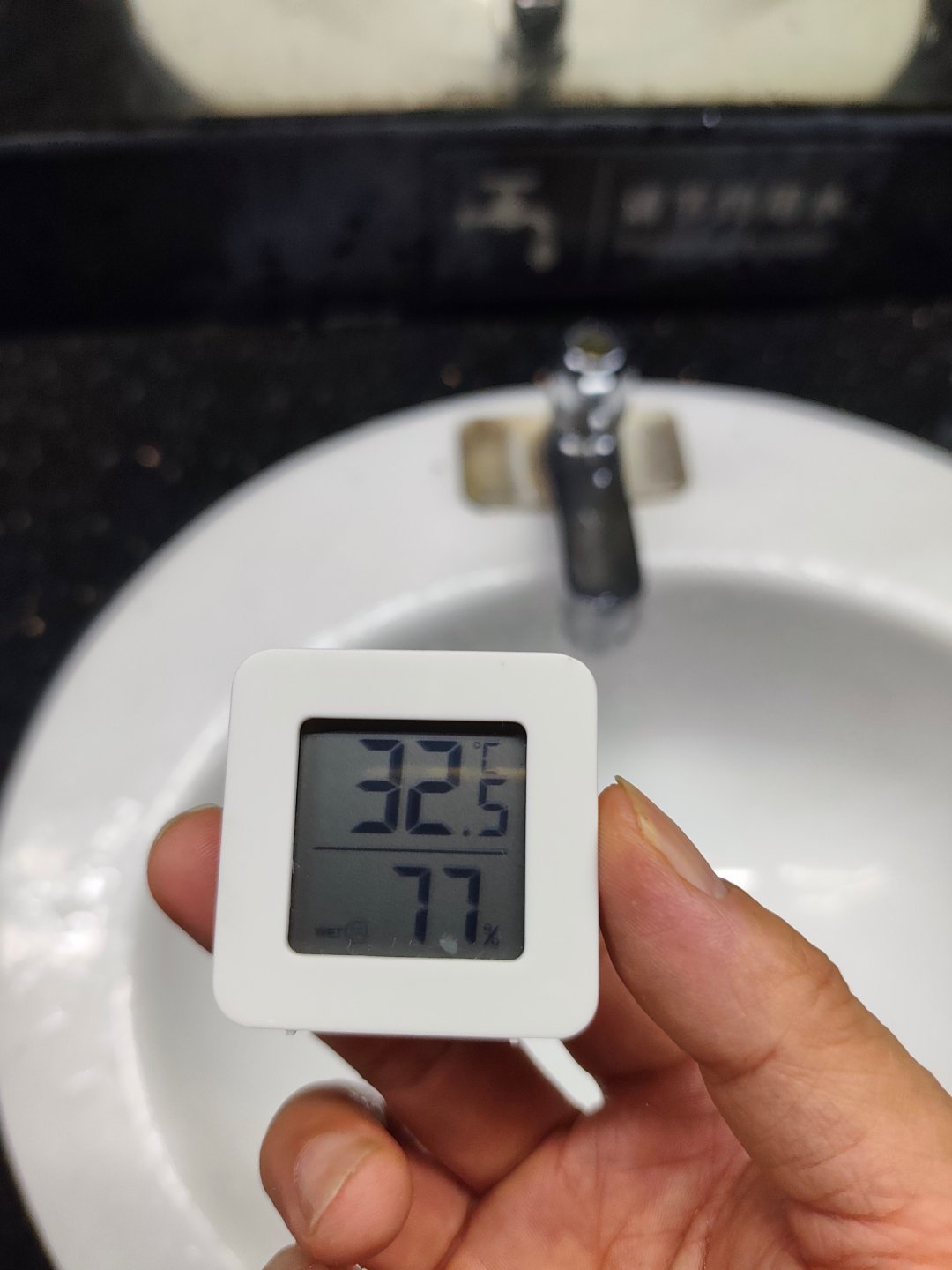 【广东高温】带着温度计到公园散步，现在是晚上9点钟，广州越秀区东风公园，32.5