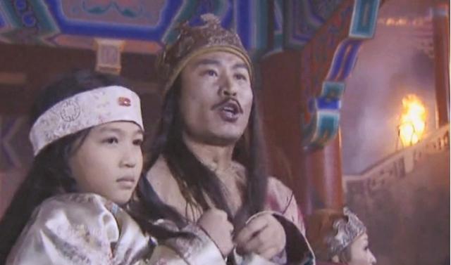 1864年11月，太平天国的幼天王坐在囚车里，一路哭到了刑场。 
 
周围的百姓
