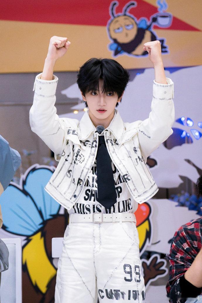 穆祉丞周五晚高疯vlog周五晚高疯台上实力派台下小可爱！穆祉丞舞台业务扎实气场强