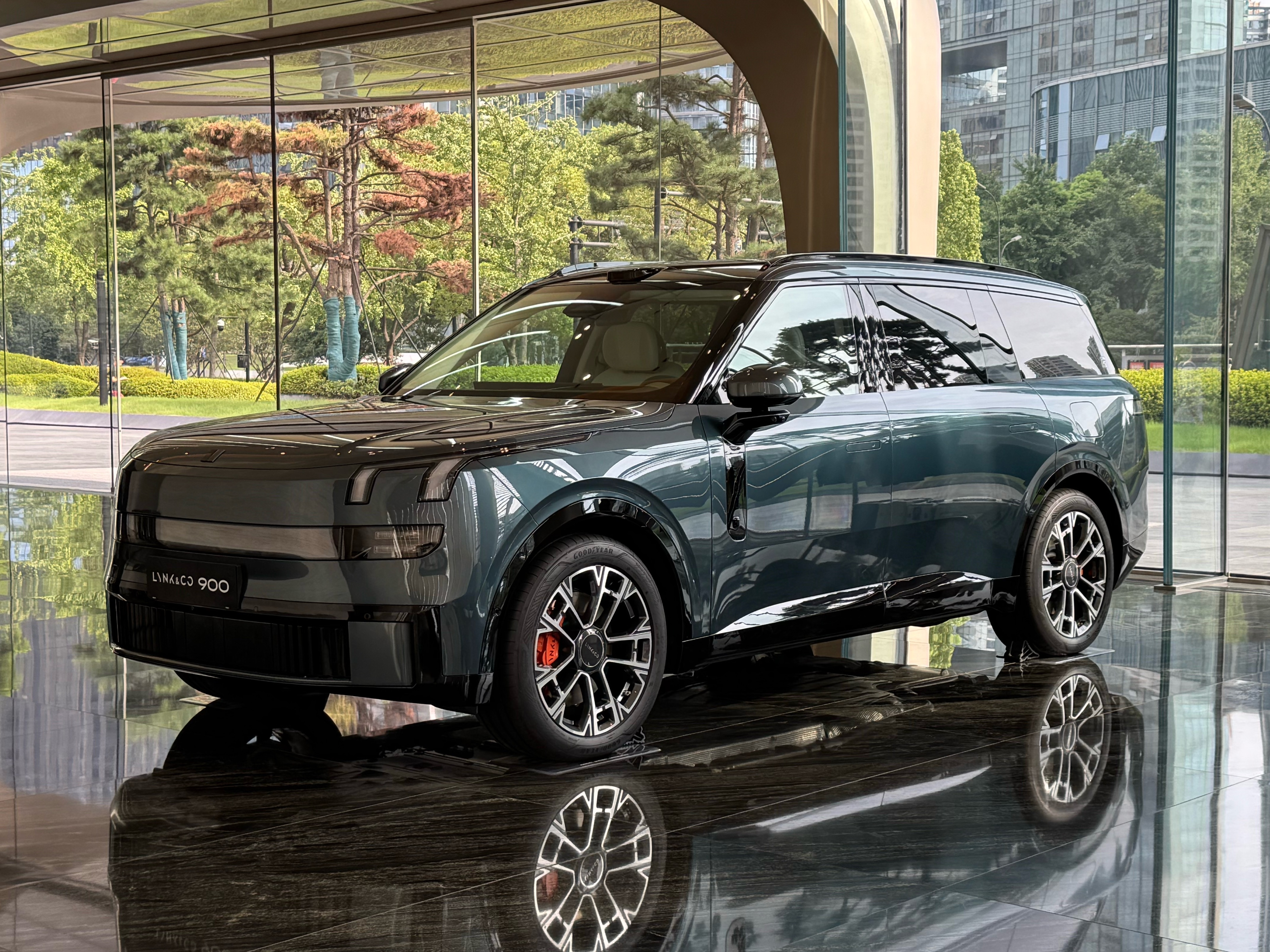 其实银河、领克、极氪被ZGH赋予的「美好生活」、「向宽」以及「向上」标签，在三辆