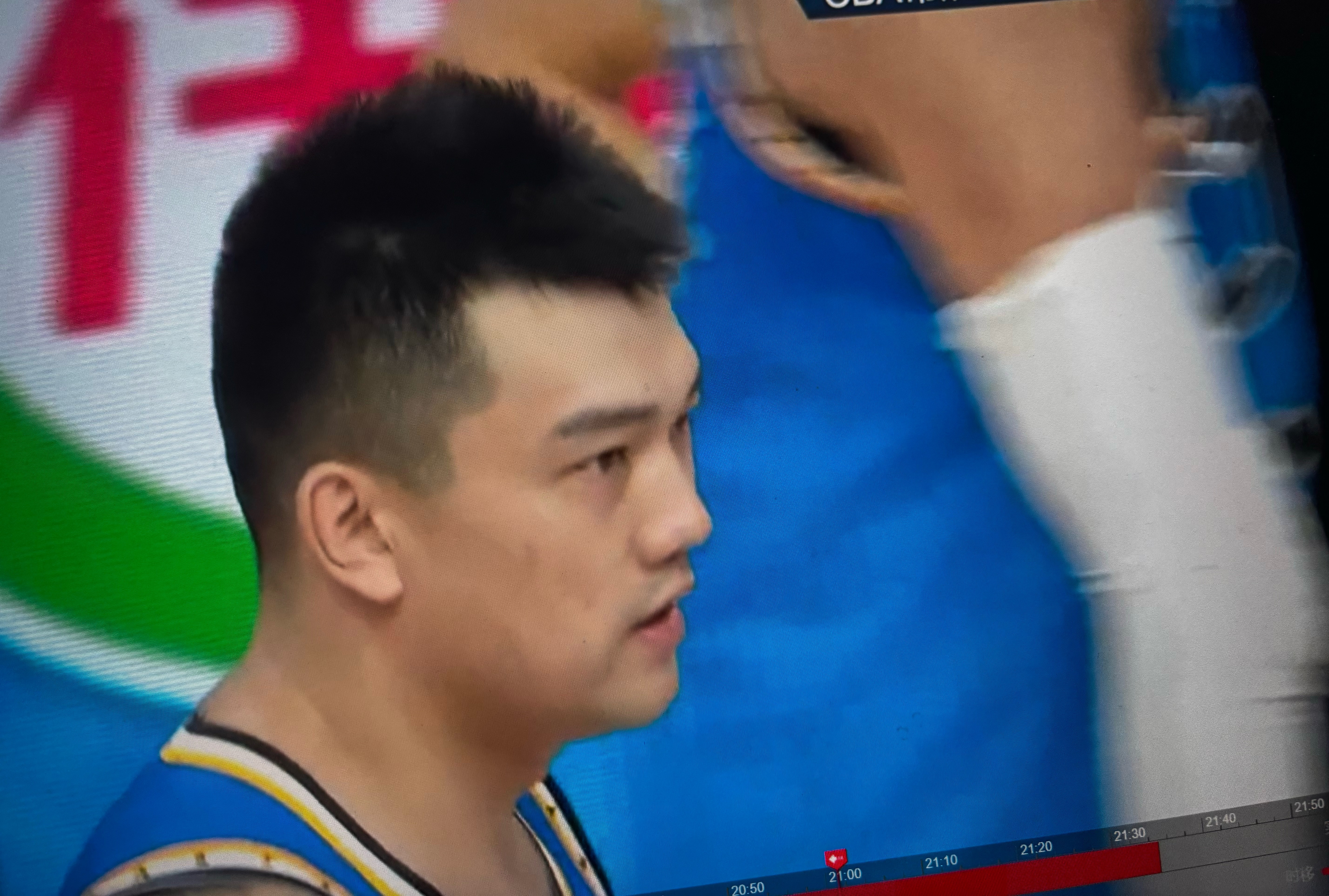 这哥们抢篮板打贺希宁那一下，明显是冲着人去的啊……北京男篮vs深圳男篮