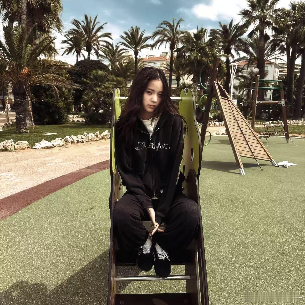 欧阳娜娜欧阳娜娜说坚持手搓 平时穿搭很能看出用心程度，低饱和配色加上巧妙叠穿，每