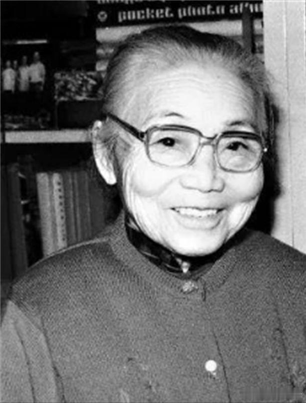 1925年，苏州豪门潘祖年病重。临终前，他支开旁人，只留下20岁的孙媳妇，厚着脸