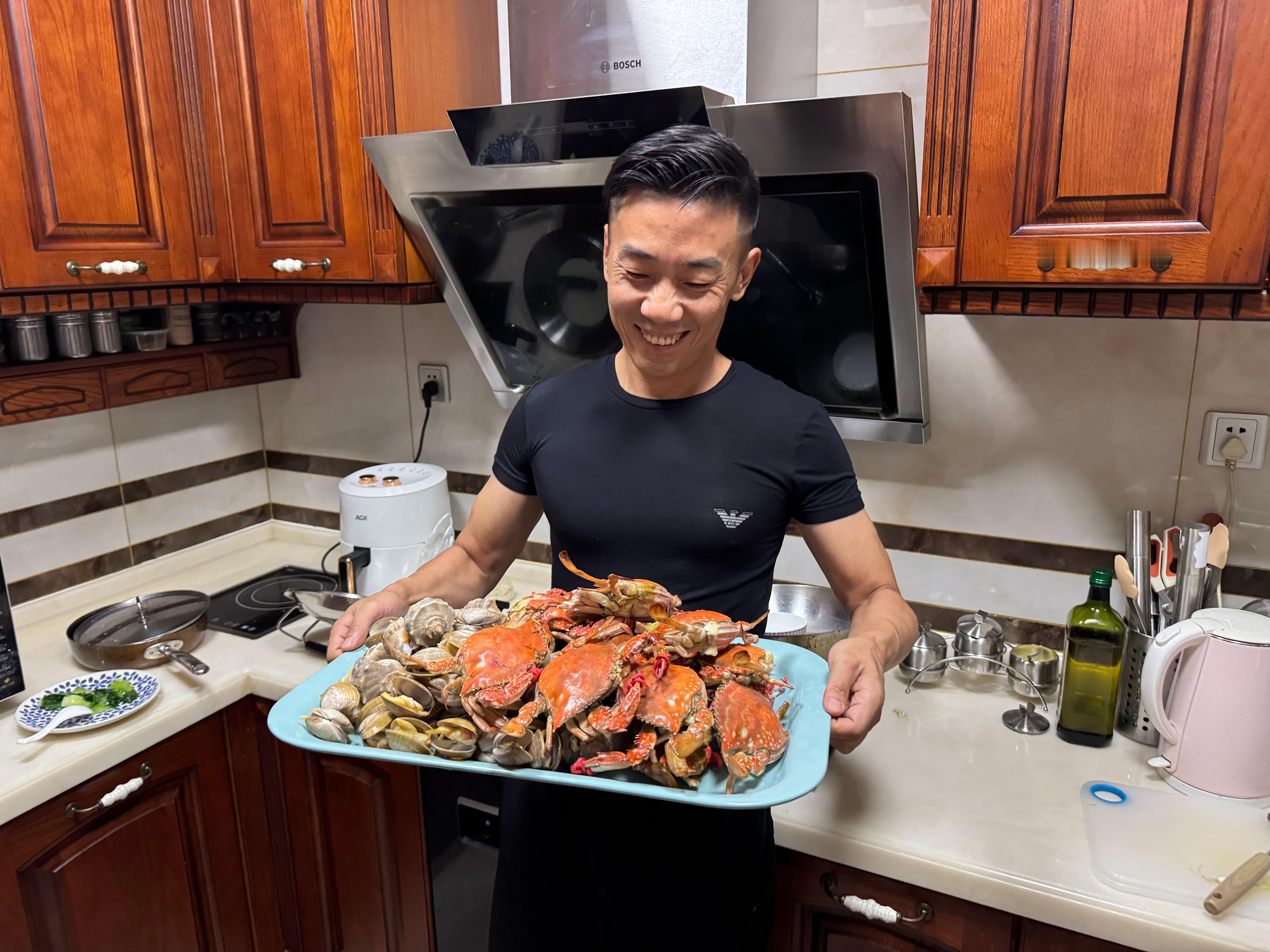 小李飞车 现在禁酒令领导都在家吃饭！绝对不下饭店，下饭店就让人知道你混得不咋地还