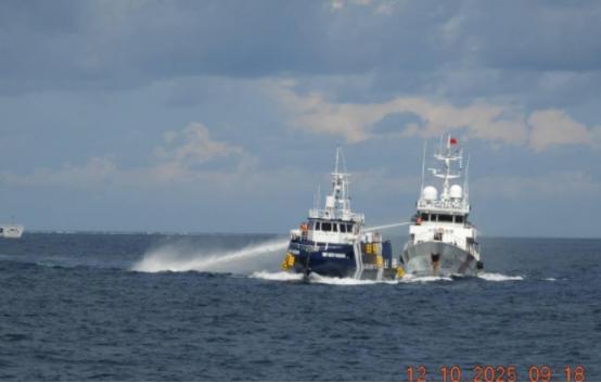 10月12日，中国海警在铁线礁用高压水炮和船体撞击，为南海摩擦，定下了一条新规矩