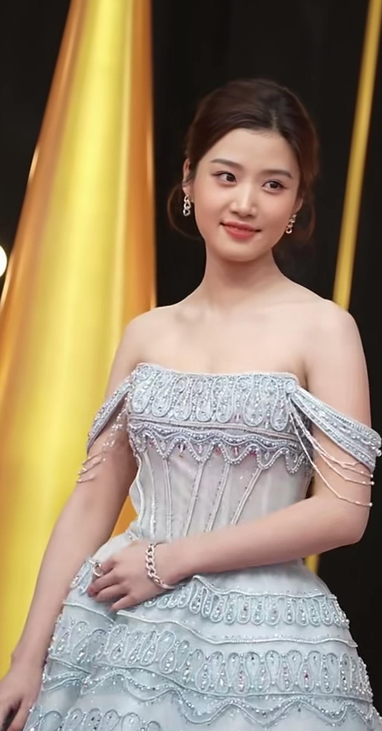 她的眉眼和神态跟刘亦菲有几分相似呢
可她是演员卢昱晓，不是刘亦菲哦
她的体态比较