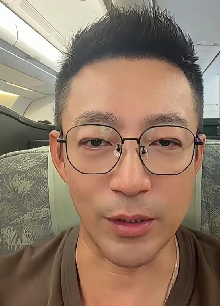 双眼皮的汪小菲今日发了动态，携带儿子在广州！
因为自己出差，刚好儿子要找广州的同