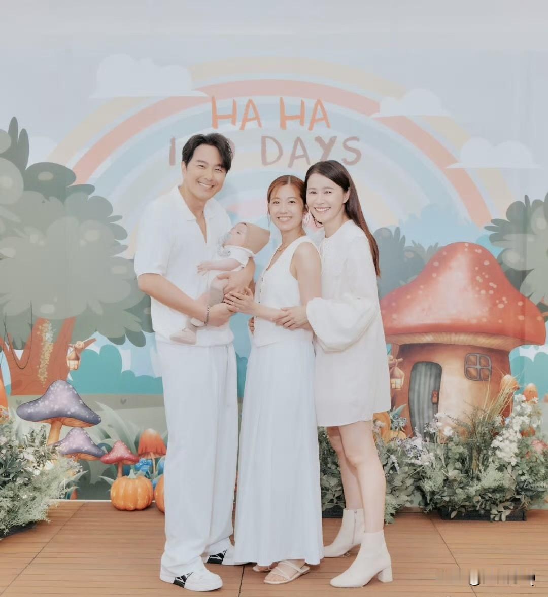 黄翠如萧正楠夫妇给儿子haha庆祝100天，好多港星都来参加派对了。haha正面