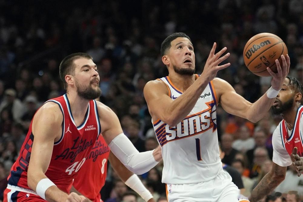 布克一数据并列队史第四布克本场22投10中，其中三分球7投3中，得到24分6篮板