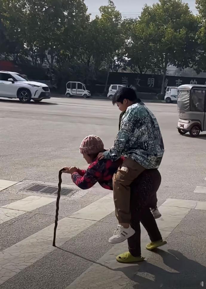 现在小孩的世界真奇妙，网上玩梗不断，可这好像是真奶奶呀，让人不禁费解，他们小小脑