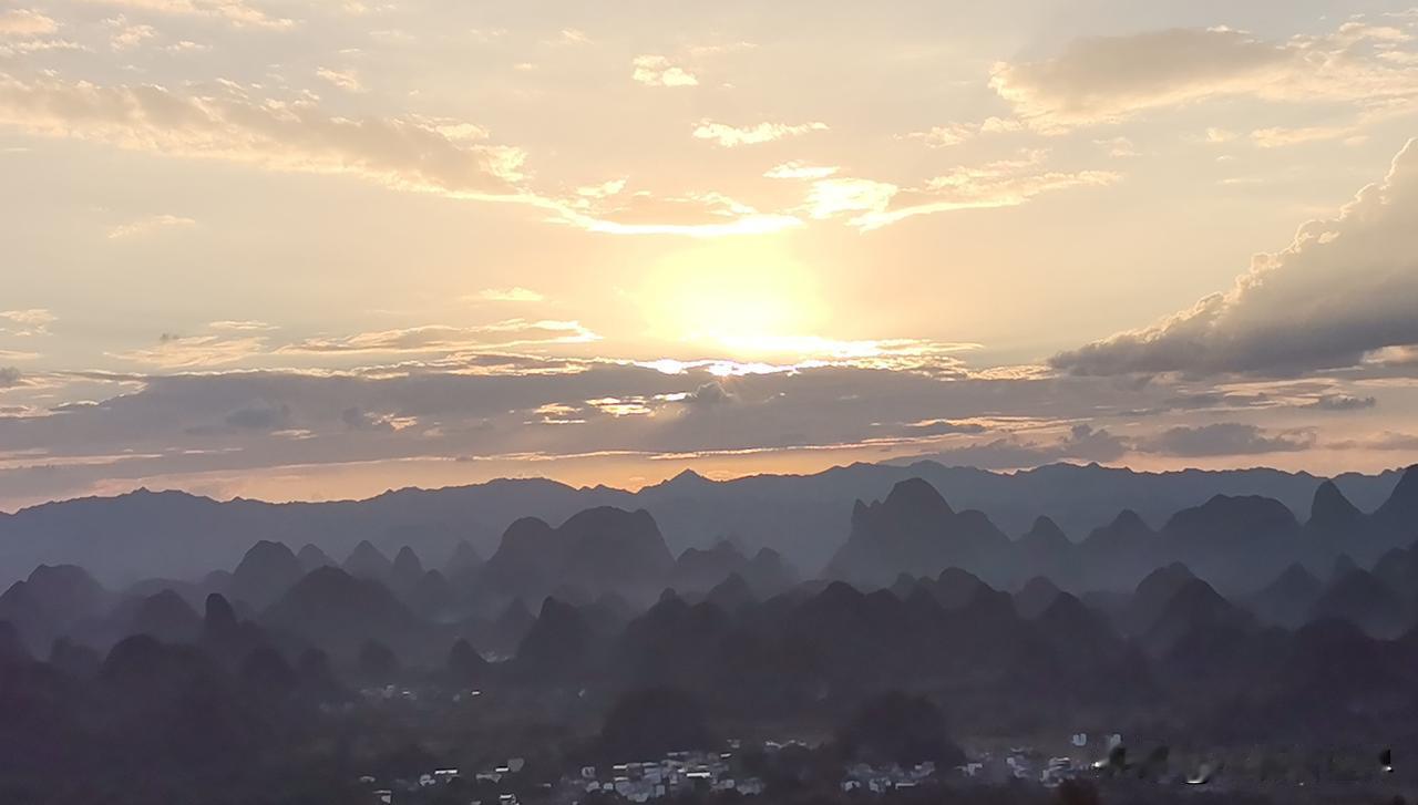赶在日落之前，我们来到千里江山图景点——赴一场青绿之约，邂逅现实版的千里江山图。