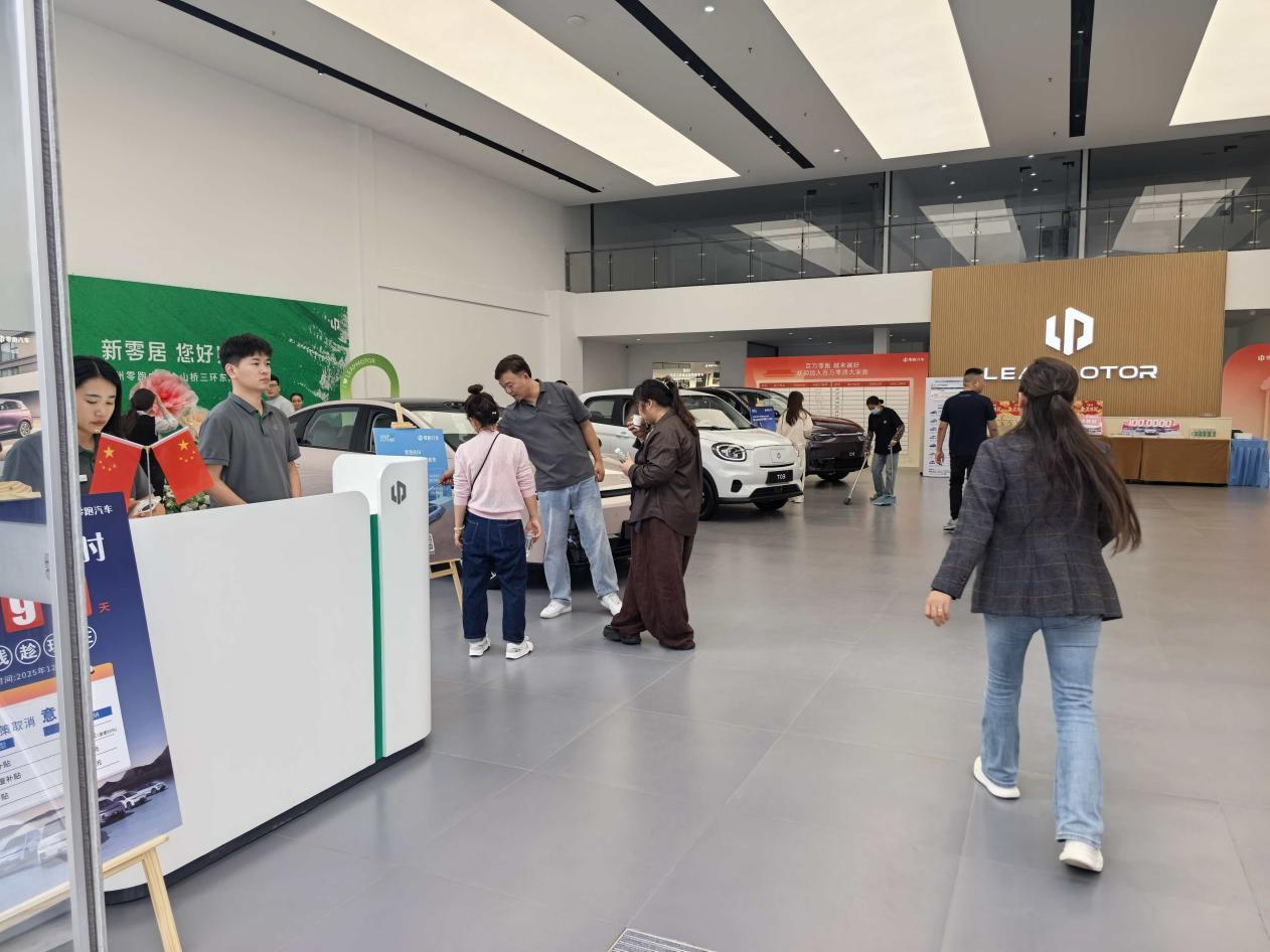 十一假期门店人气火爆，零跑门店堪比“景区”？
 
在刚过去的9月，零跑汽车创下交
