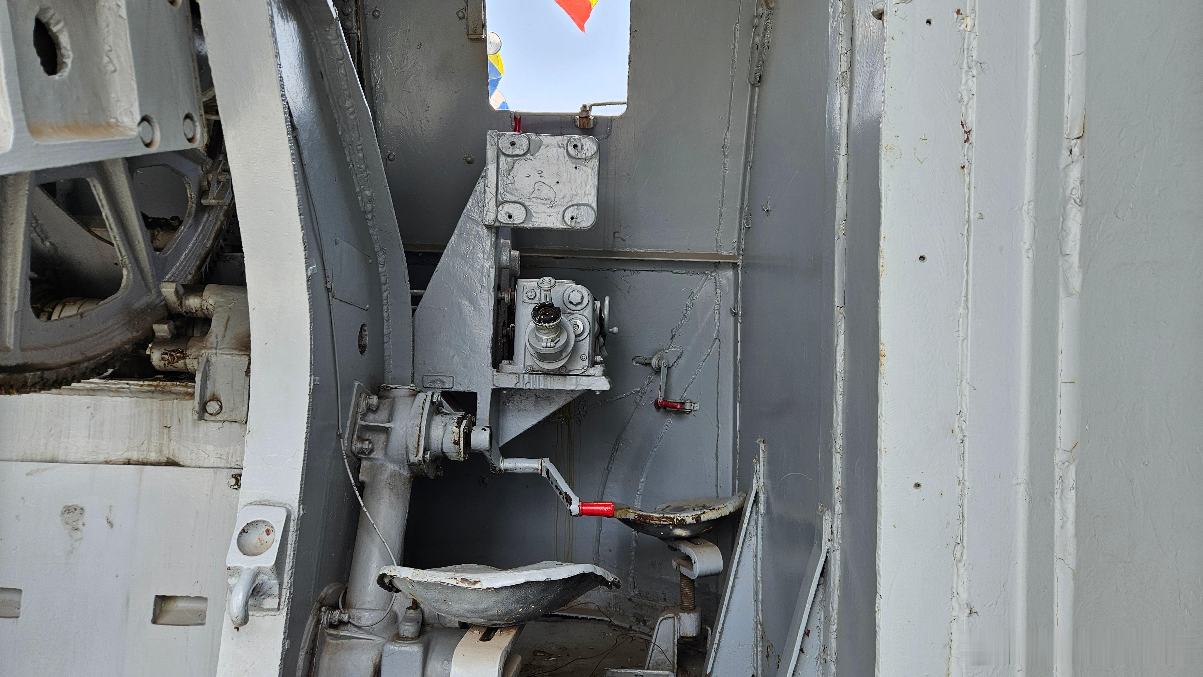 中外舰闻 国产的053H1型护卫舰采用两门苏制B34型100毫米舰炮作为主炮（国