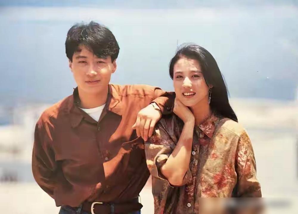 关之琳退到合照边缘，眼底的底气弱了三分，身旁那个名叫周海媚的女人硬生生压住香江第