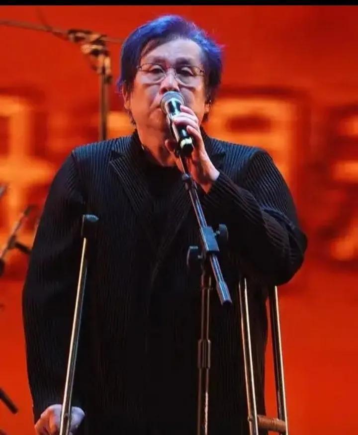 著名残疾歌手郑智化深圳机场登飞机“连滚带爬”；深圳机场致歉，并表示将重新审视特殊
