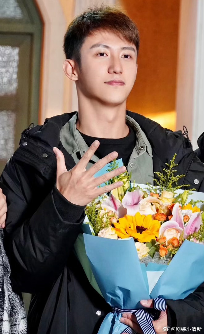 黄景瑜手控天菜 确实好看。手指修长，骨节清晰，青筋也刚好。手控党看到这种应该会存