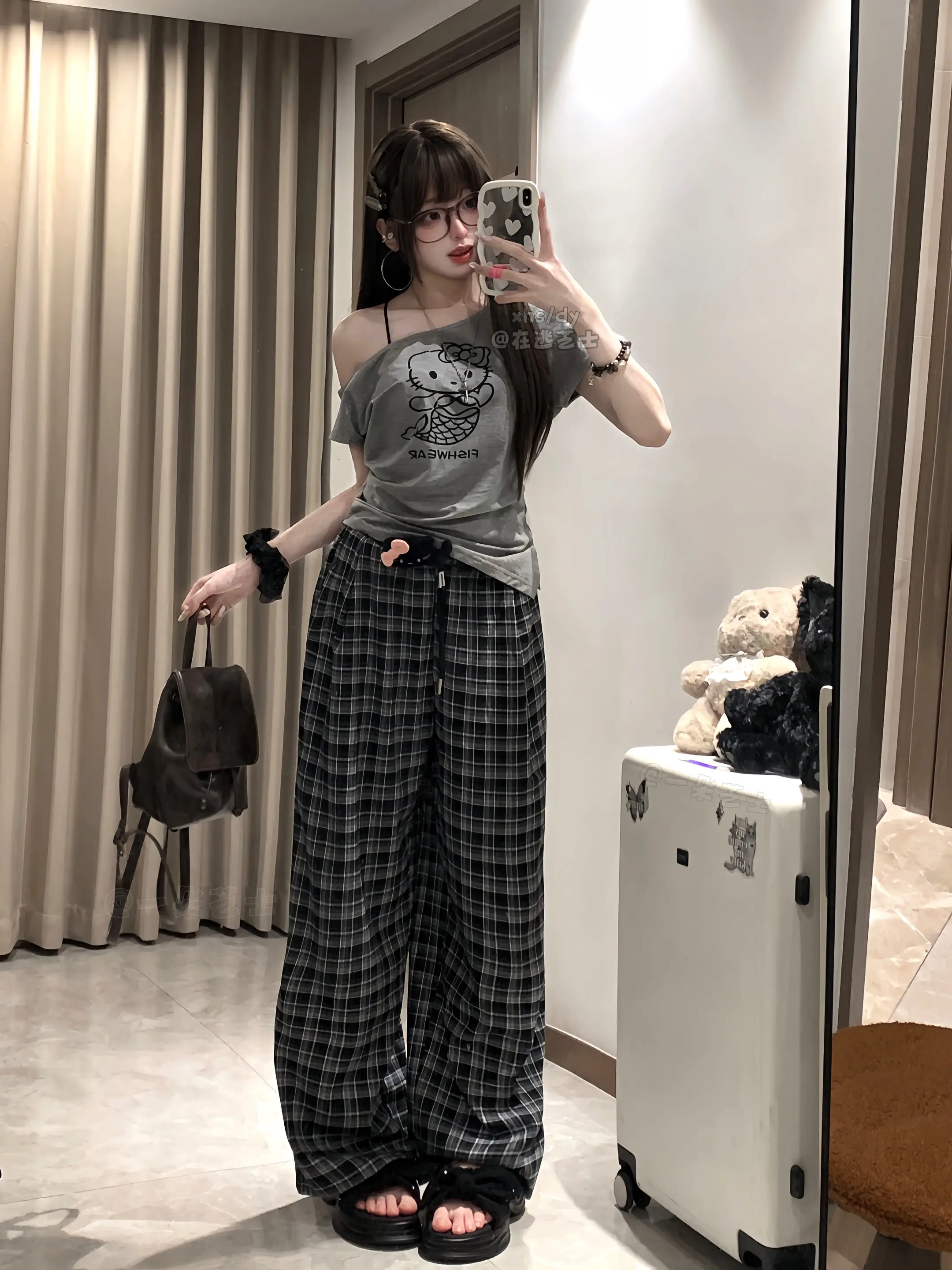 那晚你跟我聊到凌晨 我以为你心里也有我 后来才知道你在美国