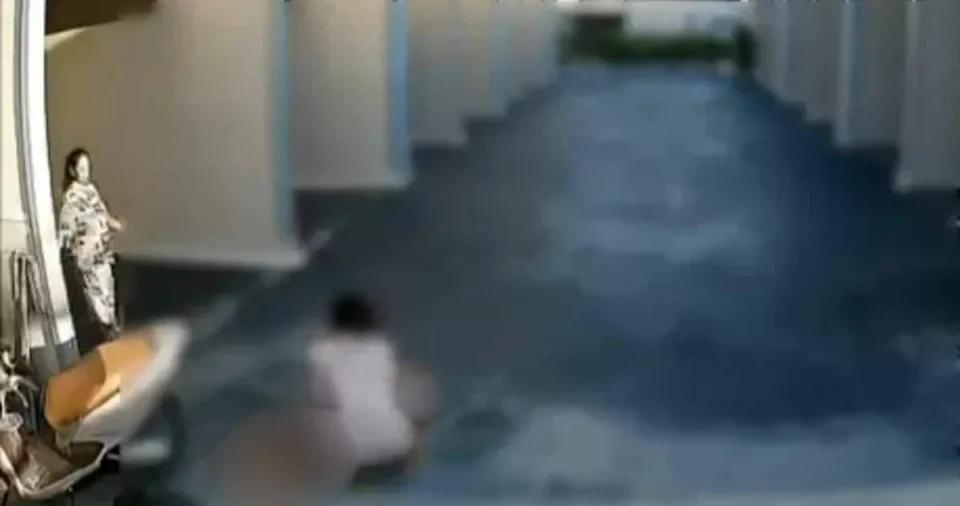 泰国女子怀孕8月怀疑丈夫出轨，尾随进入旅馆，痛殴女子致死被判4年

近日，泰国一