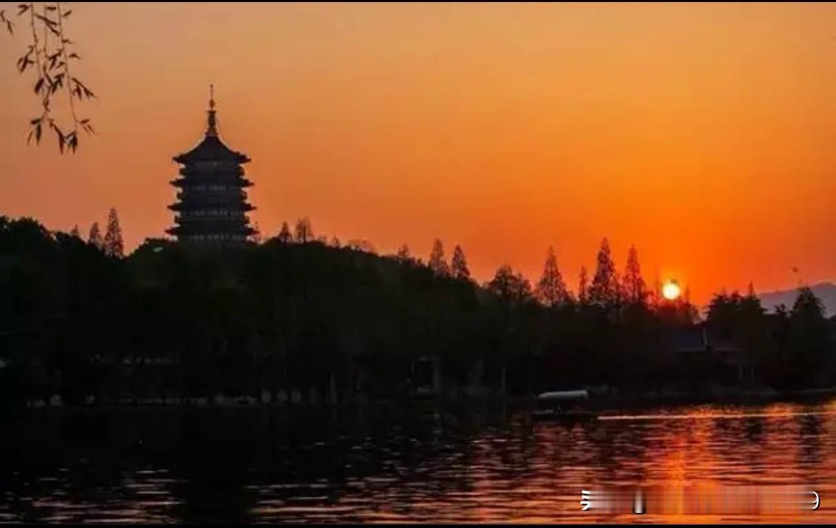 当然，还可：昼去岳坟祭英雄，夜来三潭看印月；灵隐祈福心诚则灵；西冷求艺取法乎上！