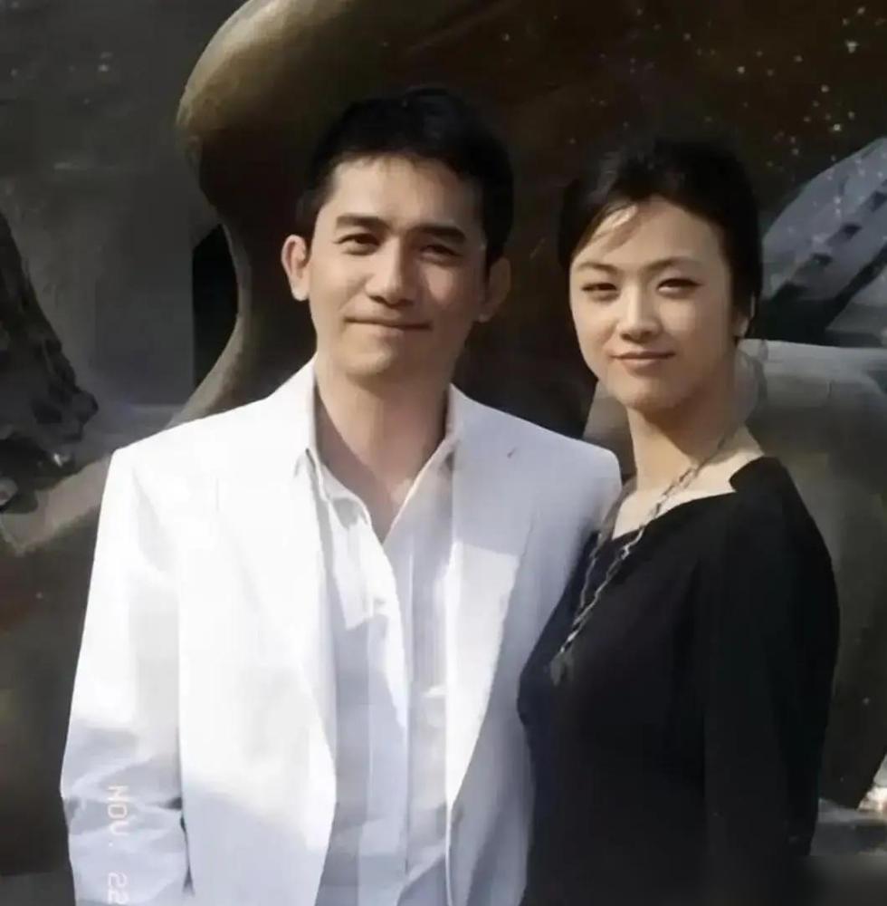 旗袍下摆缝满铅块。不是为了造型。是为了让汤唯每一步都踏在崩溃边缘。

当年李安拍