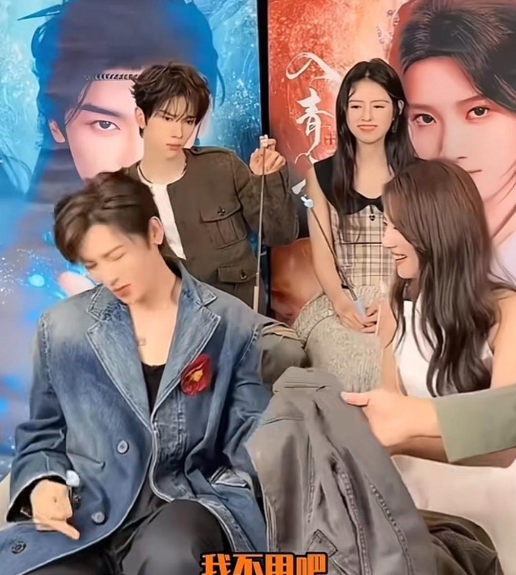 侯明昊一坐，裤子自己站起来了。
不是他穿得怪，是裤子懂人。
坐下是雕塑，站起来是