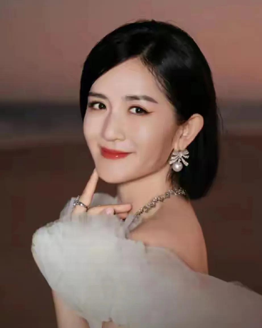 谢娜又双叒叕陷争议漩涡！从“收礼风波”到唱吧被官方点名，她一次次被推上风口浪尖，