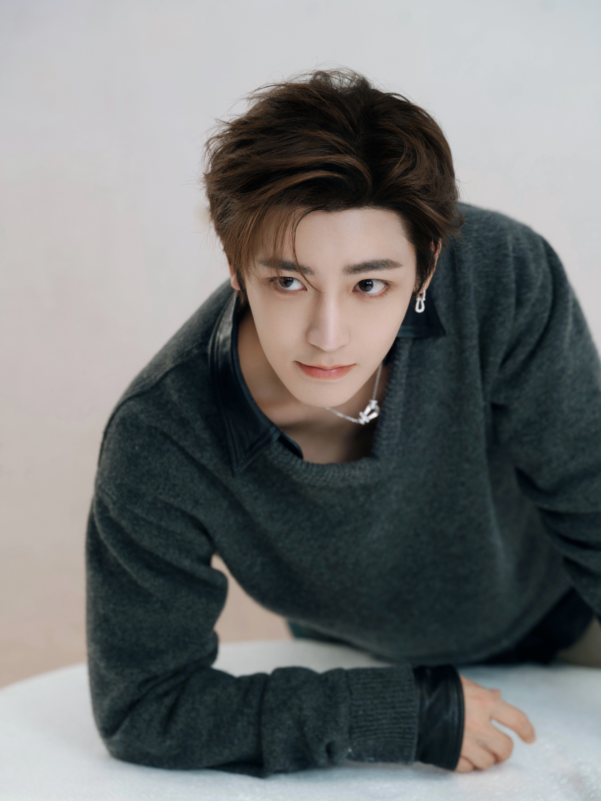 侯明昊 讲真，侯明昊这个五官这个骨相，放在内娱真的是一等一的能打 