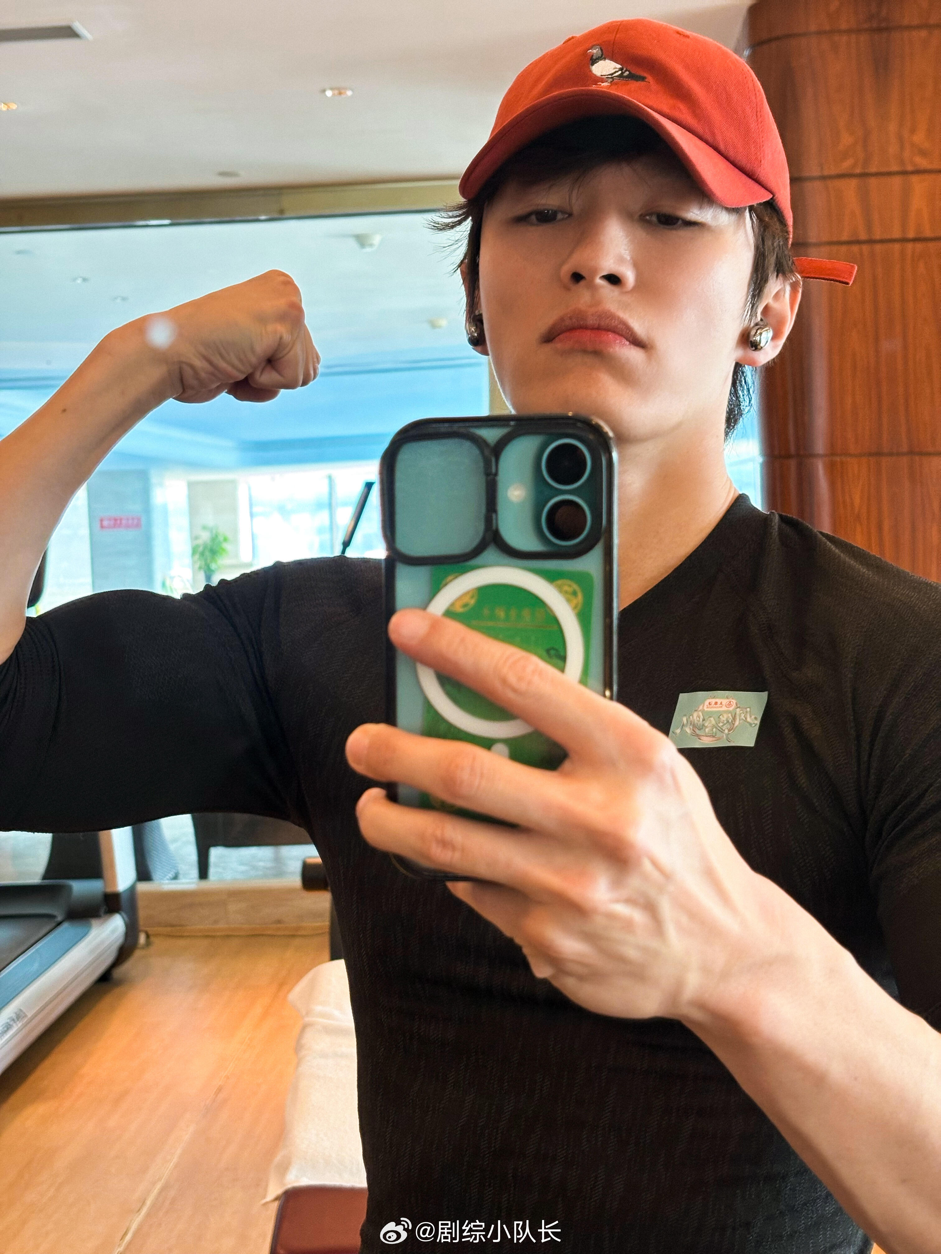 建议代旭把胸肌写进简历代旭在门店里忙前忙后照顾顾客，认真负责的样子超有魅力！可每