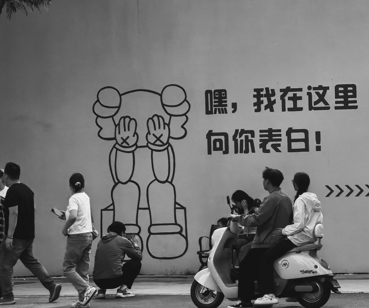 其实每个人都是行走的告白者，用沉默代替呐喊，用背影书写情书，当我们学会遮掩中看见