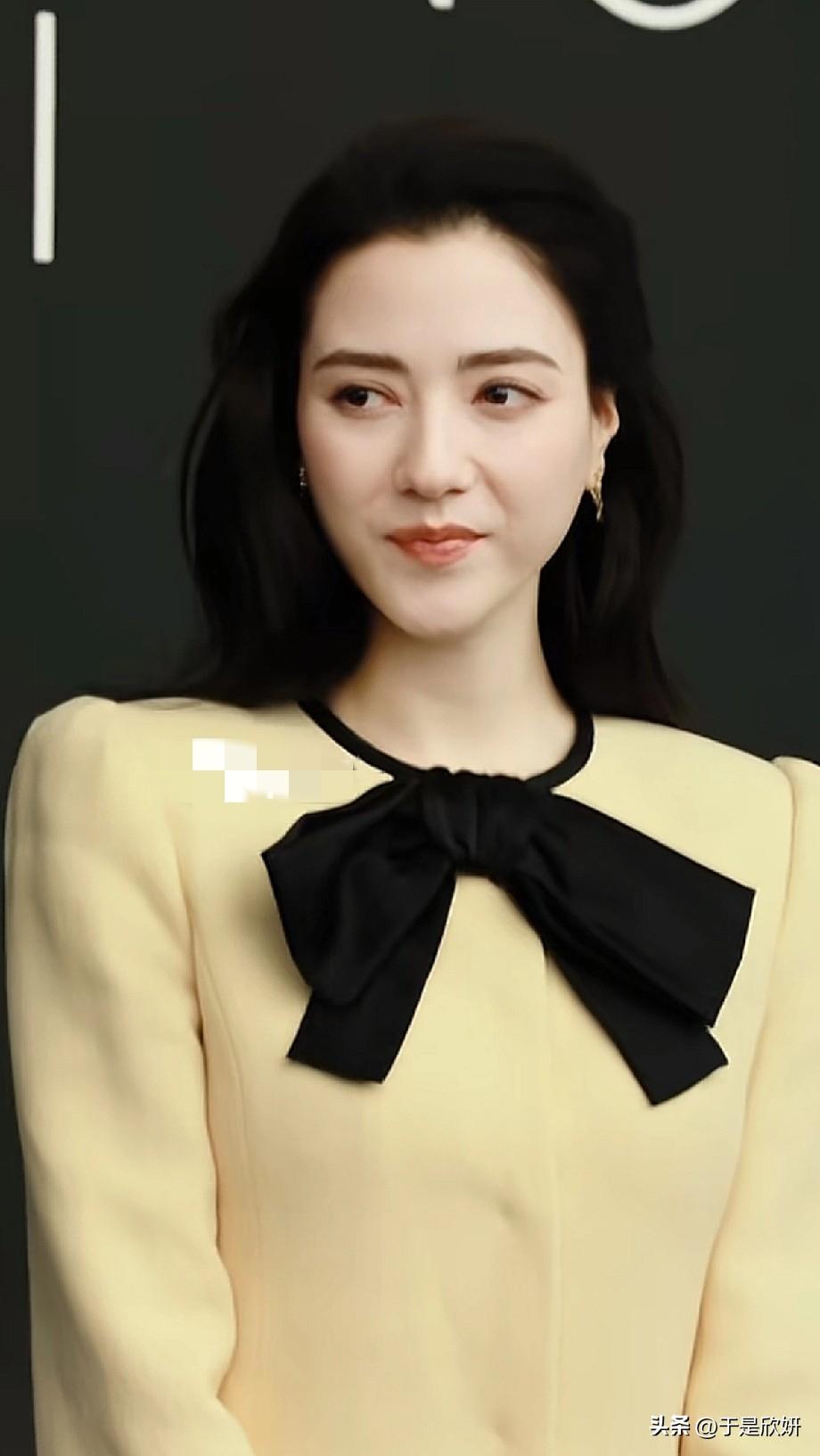 谁还没被娜然这张笑眼图戳中？✨
奶黄色西装+黑色大蝴蝶结，复古又灵动，眼尾微微上